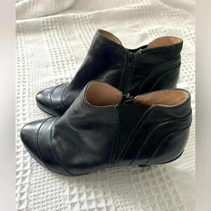 Sofft Black Leather Ankle Booties Heeled Size 9W Women’s Boots Almond Toe 90s